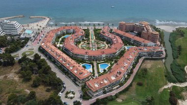 Barcelona, Katalunya 'da deniz kıyısındaki bir dinlenme alanının hava görüntüsü.