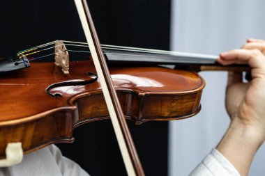 Keman çalan birinin yakın plan çekimi.