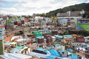 Dağlarda bir sürü renkli bina var, Gamcheon Kültür Köyü, Busan, Güney Kore