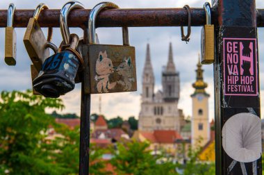 Zagreb 'deki katedralin yakınındaki farklı boyutlardaki sembolik aşk kilitleri