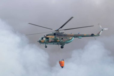 Küba silahlı kuvvetleri helikopteri, petrol, Matanzas, Küba 'daki patlamadan çıkan yangını söndürüyor.