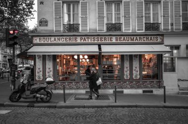 Fransa, Paris 'teki kalabalık Maison Landemaine mağazası.