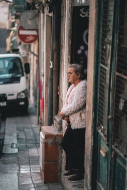 Porto, Portekiz 'de yaşlı bir bayanın dikey fotoğrafı.