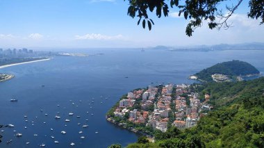 Sahilin binalarla kaplı ve denizle çevrili bir görüntüsü.