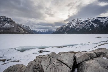 Kanada Alberta 'da kışın güzel dağların havadan görünüşü