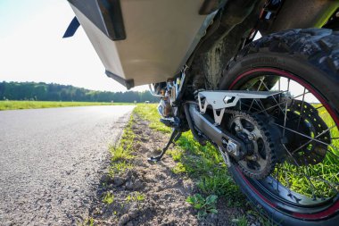 Macera motosikletinin alçak açılı görüntüsü.