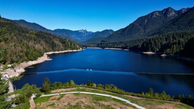 Britanya Kolumbiyası, Kanada 'daki dağların yakınındaki Capilano Gölü' nün güzel bir manzarası