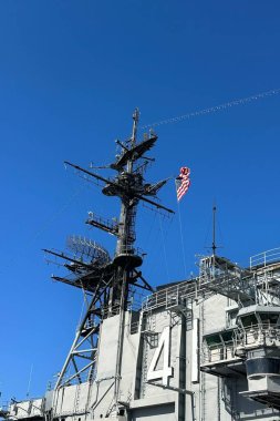 USS Midway Müzesi 'nin ön cephesi San Diego, California' da mavi gökyüzü altında, dikey çekim