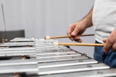 Ksilofonla oynayan birinin yakın plan fotoğrafı.