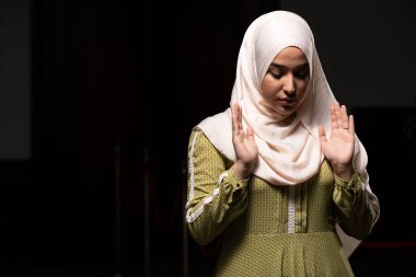 Cami içinde İslami Uzun Başörtüsü takan Kafkas Müslüman bir kadının portresi.