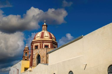 Arka planda bulutlu mavi gökyüzü olan Doktor Mora Kilisesi, Guanajuato, Meksika