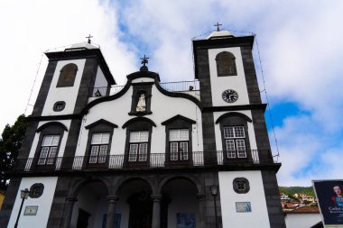 Madeira Portekiz 'de beyaz ve siyah mimarisi olan bir kilise binası.