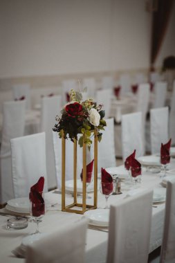 Güzel bir dekore edilmiş masa manzarası.