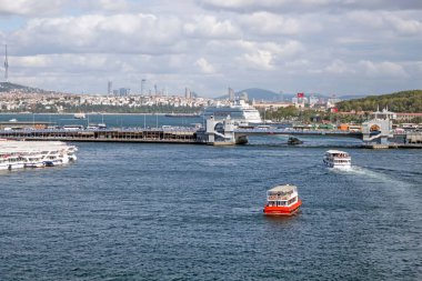 Türkiye 'nin İstanbul kentinde denizde yüzen beyaz teknelerin yüksek açılı görüntüsü