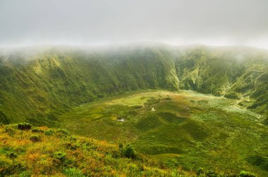 Caldeira volkanı kraterinin Fayal, Azores adasındaki yüksek açılı görüntüsü.