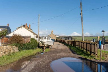 Batı Körfezi, Dorset, İngiltere 'nin kıyı yerleşkesi - bir tekne ve İstasyon Mutfağı