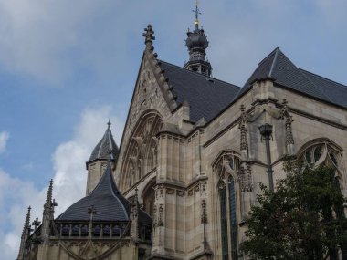 Kule cephesinin alçak açılı görüntüsü.