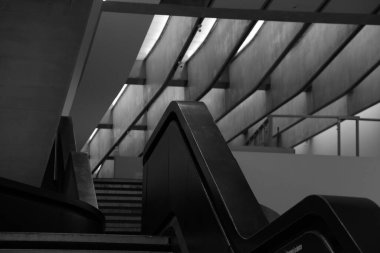 Roma 'daki MAXXI müzesinin içindeki bir detayın gri pulu.