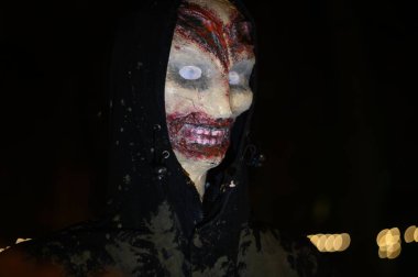 Karanlıkta cadılar bayramı süsü olarak korkunç bir zombi heykelinin yakın çekimi.
