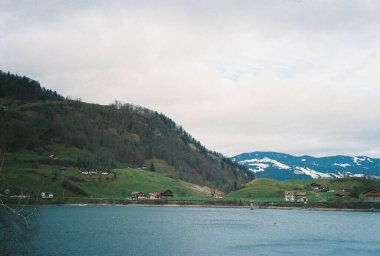 Kırsal kesimin manzarası. İsviçre