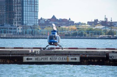 Manhattan, New York 'ta helikopter pistinde mavi bir helikopter.