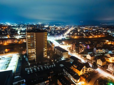 Gece hareket halindeki bir şehrin uzun süreli drone görüntüsü.