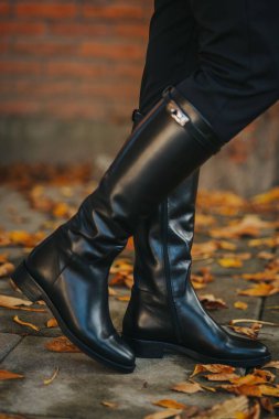 Dikey siyah deri ayakkabılar.