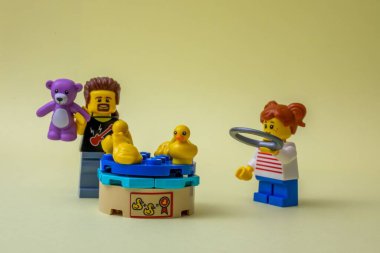 Nesneler ve oyuncaklar ringde bir ayı kazanmaya çalışıyor bir panayırda bir ördek