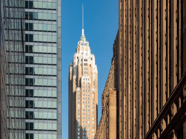 New York 'taki 70 Pine Caddesi' nin hava görüntüsü, mavi gökyüzü arka planında Birleşik Devletler