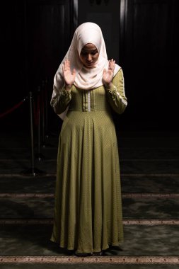 Cami içinde İslami Uzun Başörtüsü takan Kafkas Müslüman bir kadının portresi.