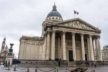 Pantheon 'un mimarisi Paris, Fransa' da bayraklı