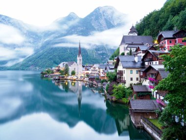 Avusturya Hallstatt 'te sisli bir günde, binaların ve Hallstatter' ın nefes kesici kartpostal görüntüsü.