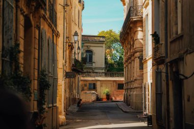 Montpellier 'in geleneksel caddesi, ışık ve gölge arasında.