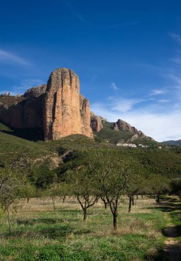 İspanya 'da Mallos de Riglos' un ünlü kaya oluşumlarının güzel manzarası.