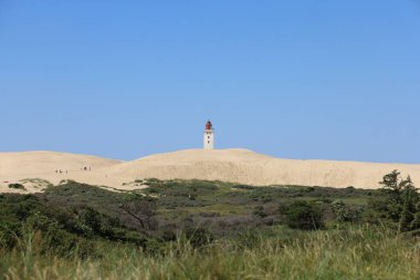 Danimarka, Lonstrup 'ta mavi bir gökyüzünde çölde Rubjerg Knude Deniz Feneri' nin güzel bir sahnesi.