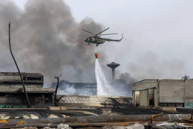 Küba silahlı kuvvetleri helikopteri, petrol, Matanzas, Küba 'daki patlamadan çıkan yangını söndürüyor.