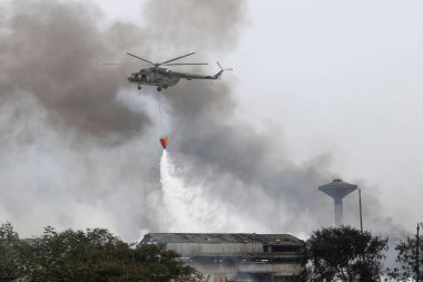 Küba silahlı kuvvetleri helikopteri, petrol, Matanzas, Küba 'daki patlamadan çıkan yangını söndürüyor.