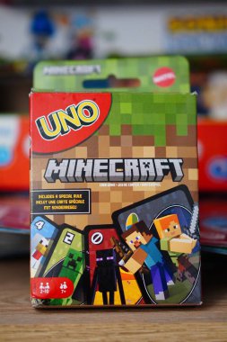 Kutudaki bir Uno Minecraft kart oyununun yumuşak odağı