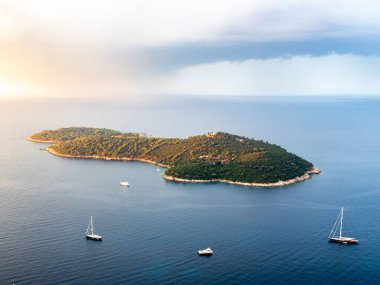 Hırvatistan 'ın Dubrovnik kentindeki Lokrum Adası' nın hava manzarası.