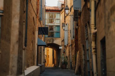 Montpellier 'de dar, boş bir sokak.