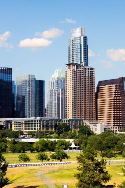 Austin, Teksas 'taki güzel park ve binaların dikey görüntüsü.