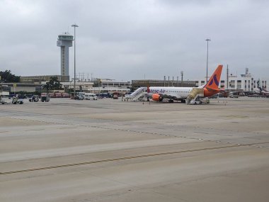 Kempegowda Uluslararası Havaalanı Bengaluru, Hindistan 'daki T1 terminalindeki Akasa havayolu uçağı..