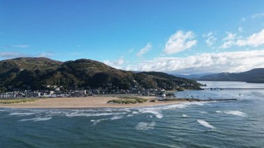 Yazın deniz kıyısında bir manzara.