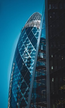 Londra 'nın ana finans bölgesindeki 30 St. Mary Axe ticari gökdeleninin dikey çekimi..