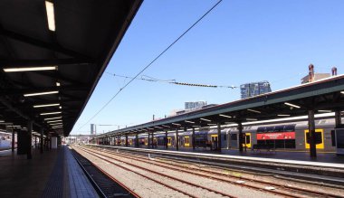 Sydney Merkez İstasyonu 'ndaki bir trenin şehir manzarası tren peronundan çekildi.