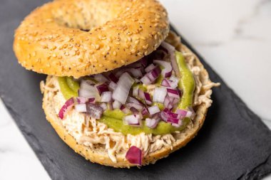 Peynirli simit ve diğer malzemeler.