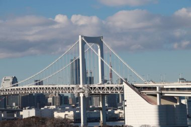 Tokyo 'daki Gökkuşağı Köprüsü, mavi gökyüzüne karşı Japonya