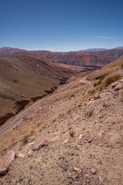 Jujuy, Arjantin 'deki Purmamarca köyündeki Cuesta de Lipan vadisi.