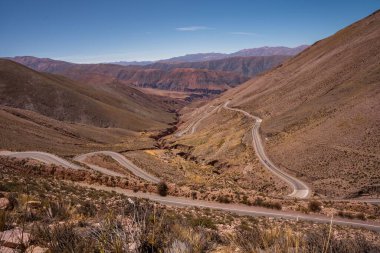 Jujuy, Arjantin 'deki Purmamarca köyündeki Cuesta de Lipan vadisi.