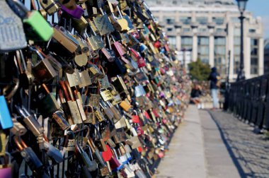 Barselona, İspanya 'da bir köprüdeki çiftlerin asma kilitleri..